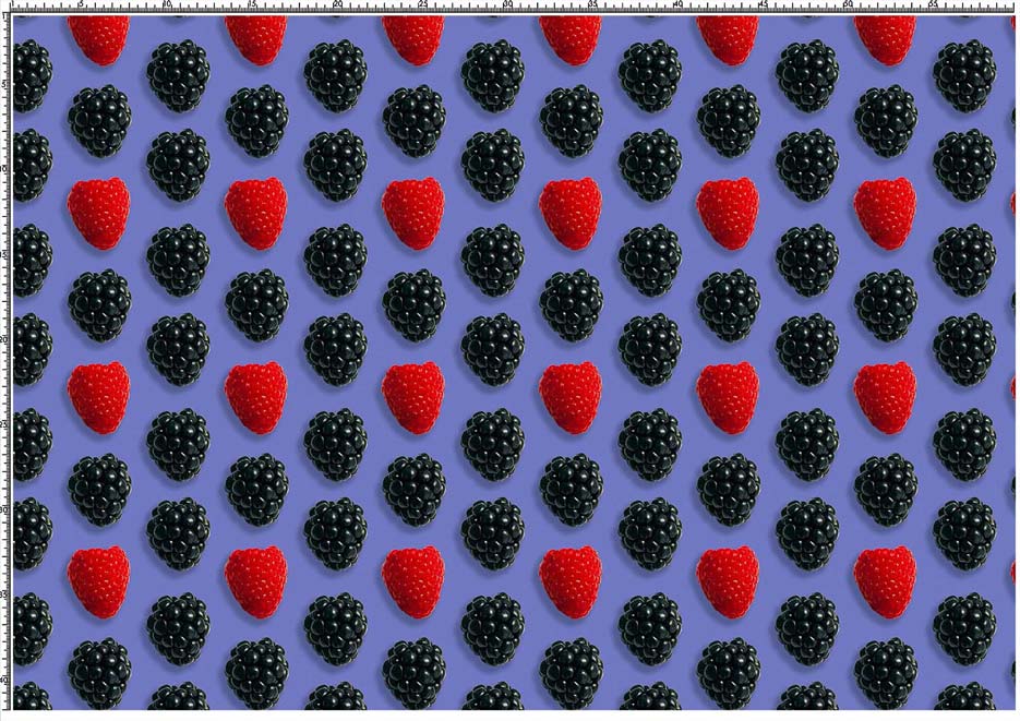 Zdjęcie przedstawiające wzór z motywem owoców jeżyny i malin na niebieskim tle