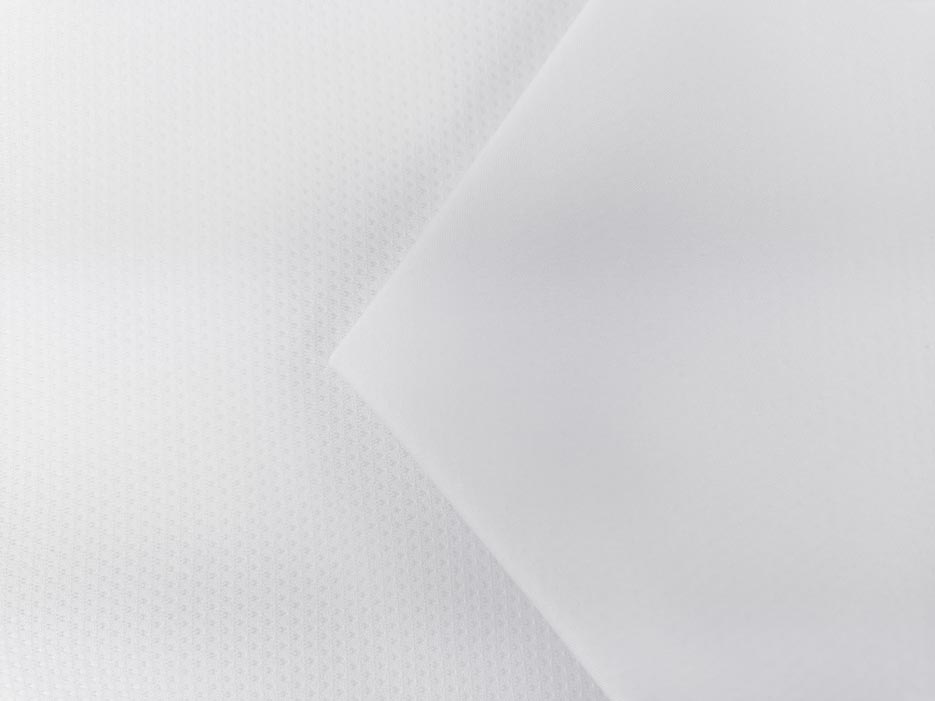 Zdjęcie prezentujące materiał poliestrowy, tkaninę wodoodporną Softshell na kurtki i bluzy w kolorze białym do druku