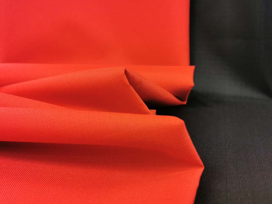 Zdjęcie prezentujące czerwoną oraz czarną tkaninę Ripstop S84- materiał na torby i pokrowce- w przybliżeniu