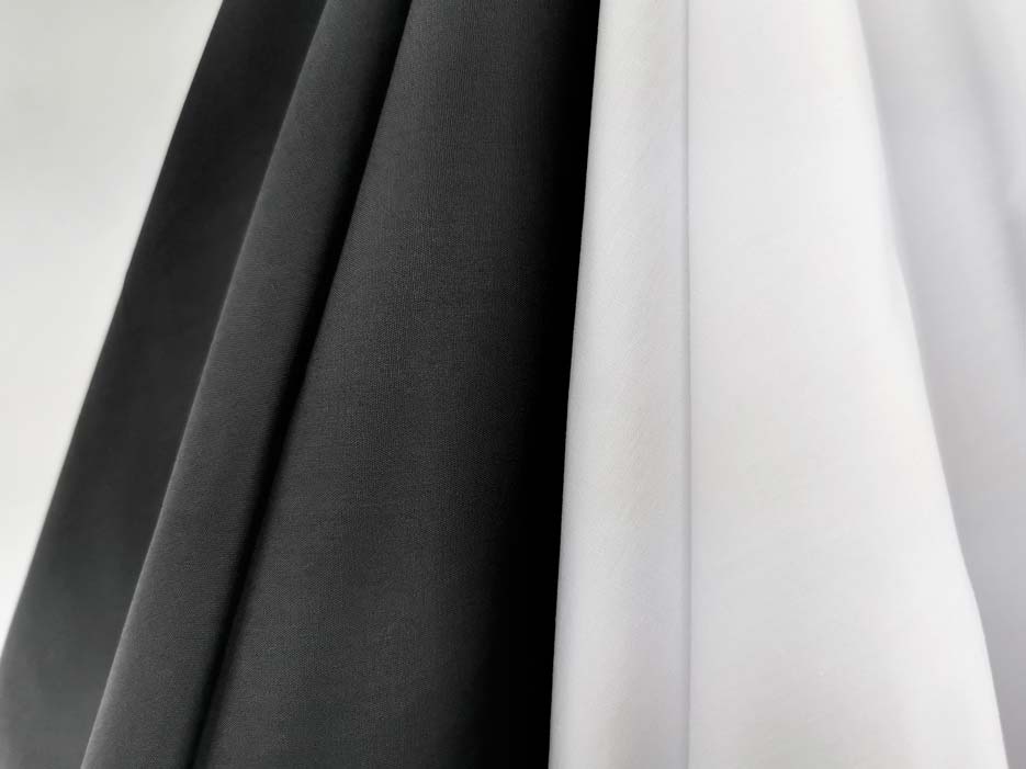 Zdjęcie przedstawiające przybliżenie na czarną i białą tkaninę Elanobawełnę Venetus 