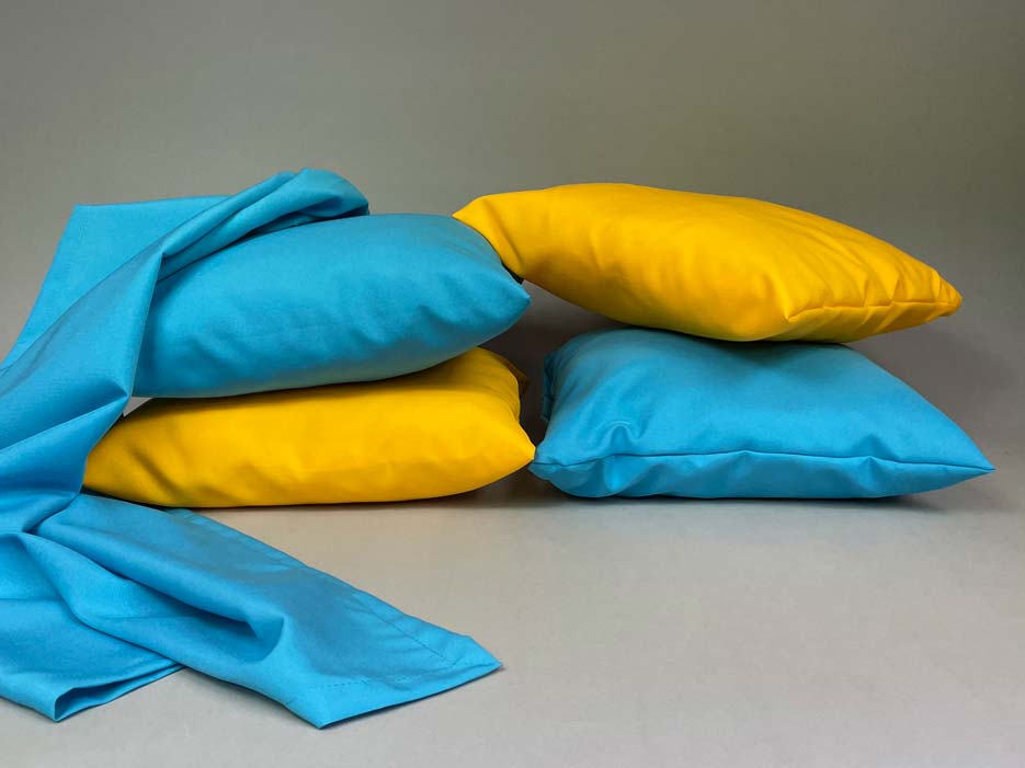 Zdjęcie przedstawiające żółte i niebieskie podszewki poduszkowe wykonane z tkaniny Panama Stretch, Strecz (100% poliester)