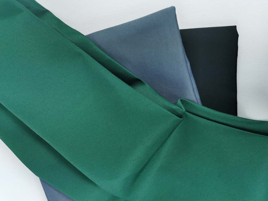 Zdjęcie tkaniny poliestrowo-bawełnianej, Elanobawełny Grety 1027 w kolorze zieleni butelkowej, szarym i czarnym