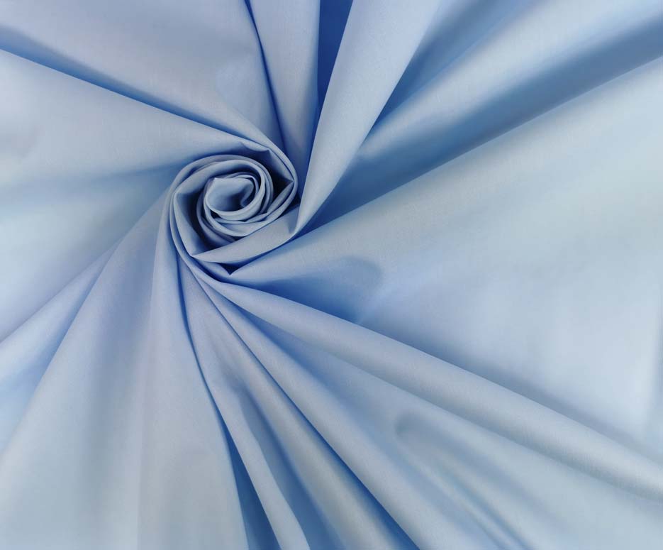 Zdjęcie przedstawiające błękitną tkaninę elanobawełnę, materiał na koszule i fartuchy, w przybliżeniu na strukturę tkaniny