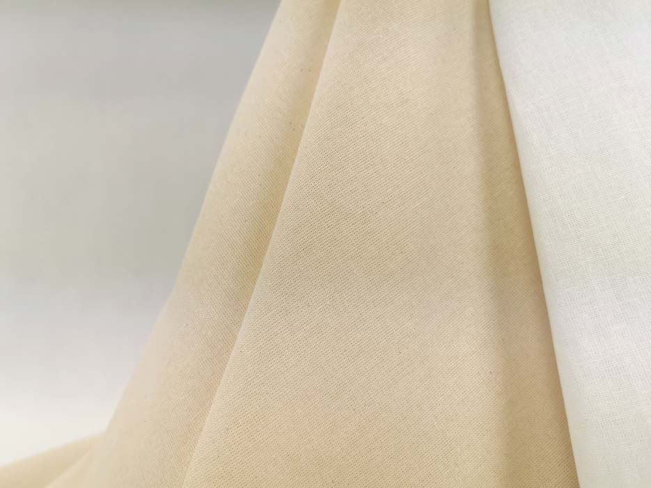 Zdjęcie przedstawiające materiał bawełniany, tkaninę BZ15 w kolorze naturalnym i białym w przybliżeniu 