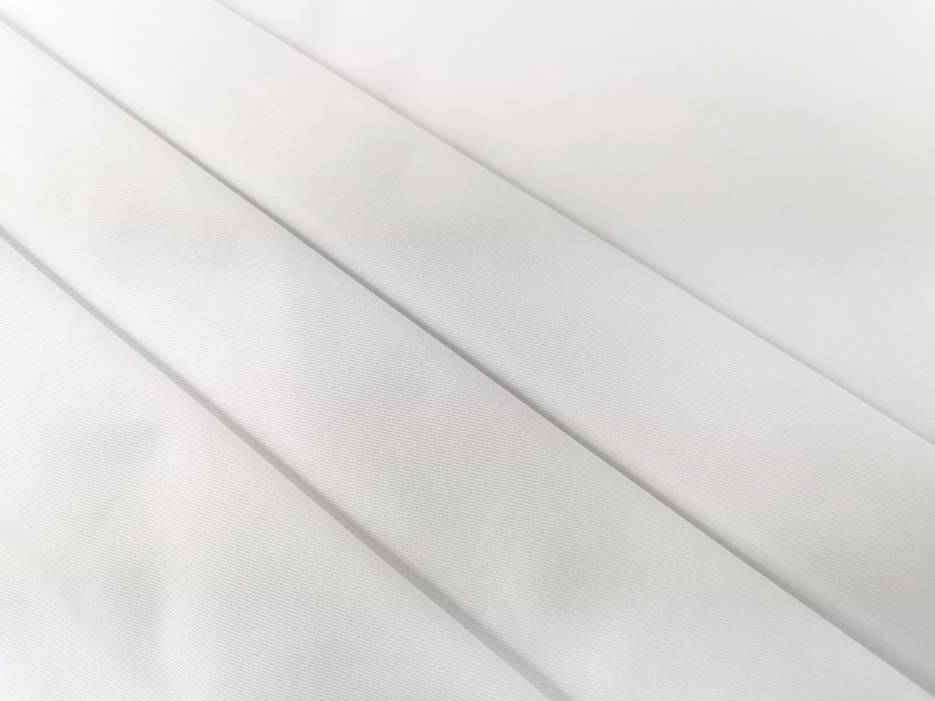 Zdjęcie prezentujące białą tkaninę bawełnianą o splocie skośnym, materiał Drelich, w przybliżeniu