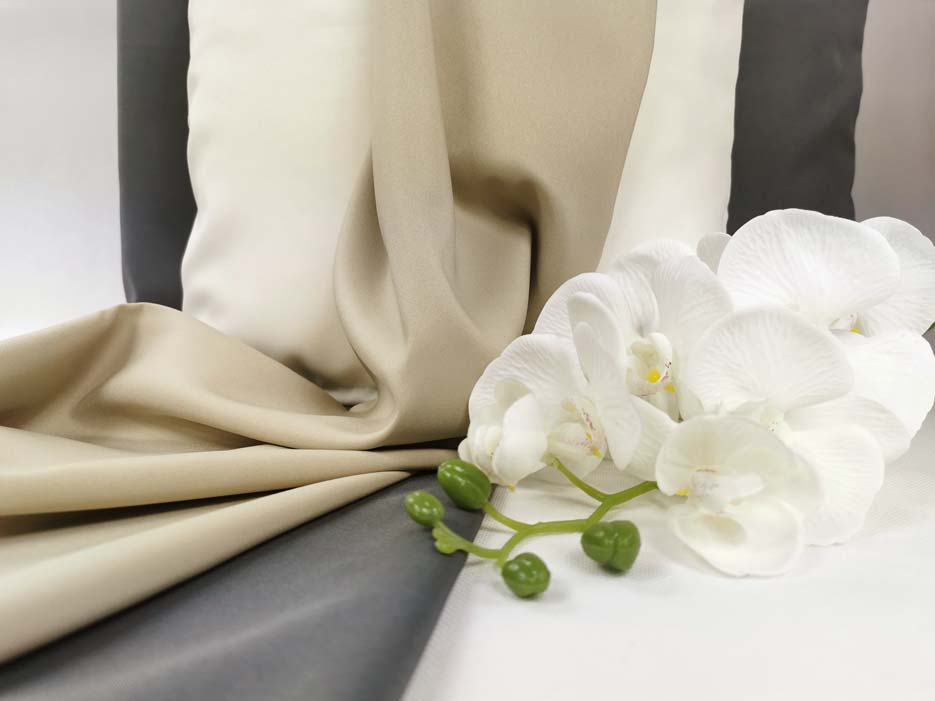 Zdjęcie przedstawiajace tkaninę Panama MM204- materiał na zasłony i obrusy- na tle poduszek