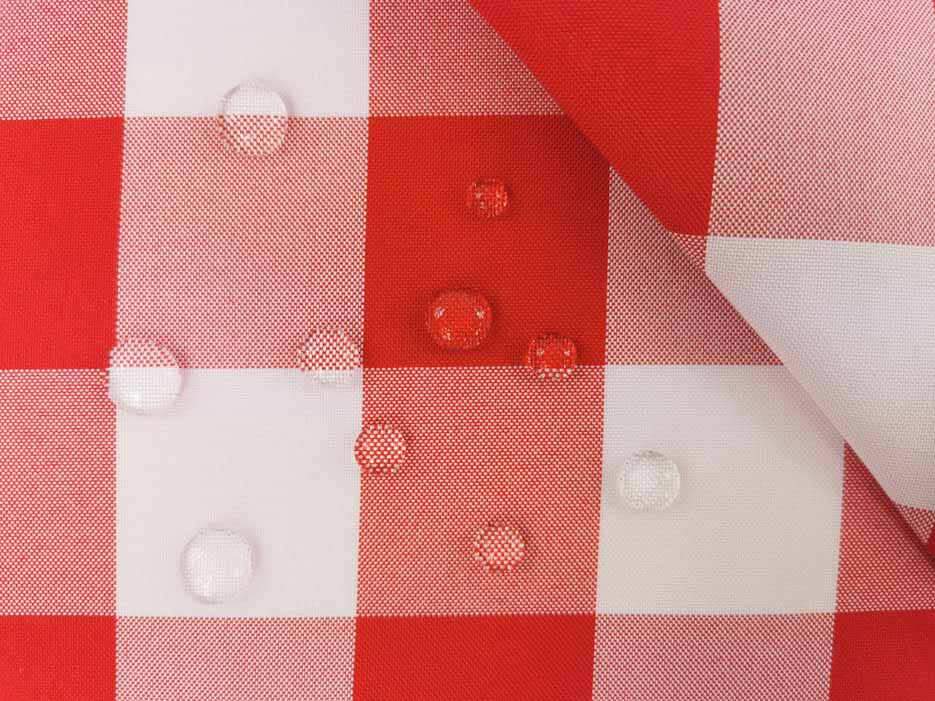 Zdjęcie prezentuje plamoodporną tkaninę obrusową Panama we wzorze biało-czerwonej kratki z widocznymi kroplami wody nie wsiąkającymi w materiał