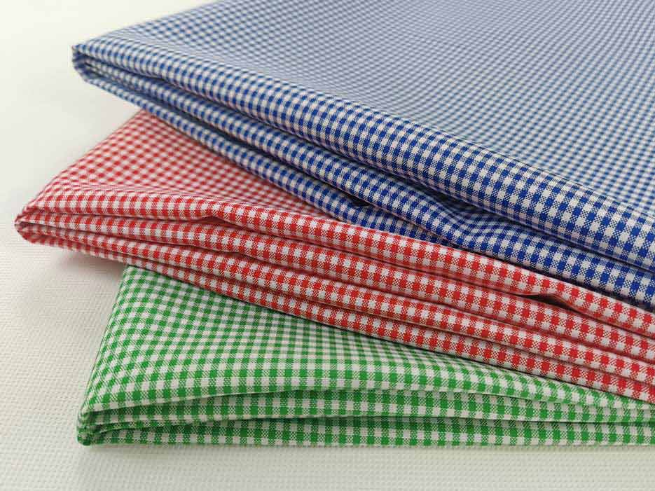 Zdjęcie przedstawiające tkaninę Panama w trzech dostępnych kolorach kratki- biało-niebieskim, biało-czerwonym oraz biało-zielonym 
