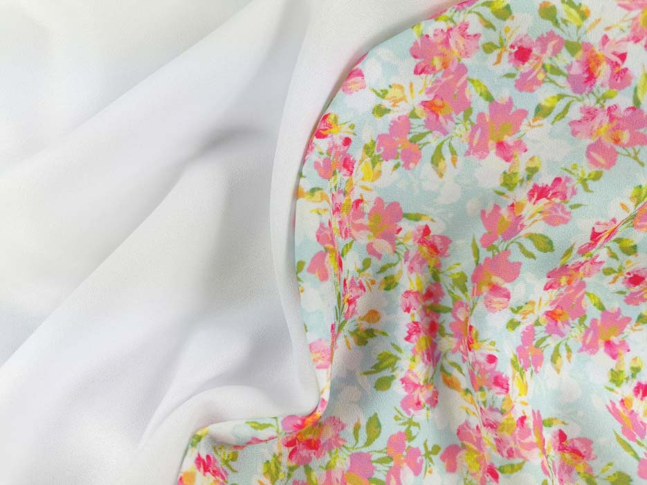 Zdjęcie przedstawia poliestrową tkaninę Żorżeta we wzorze w drobne kwiaty oraz jako gładki, biały materiał