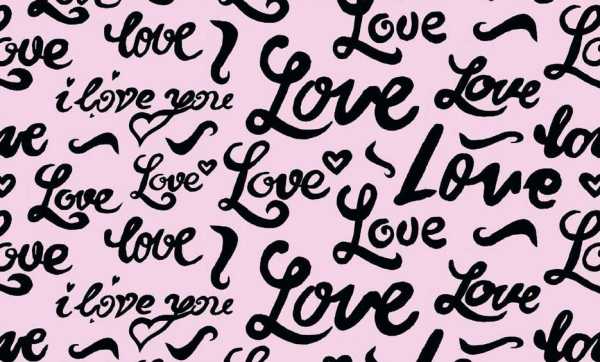 Druk na tkaninie- czarne napisy "Love" na różowym tle
