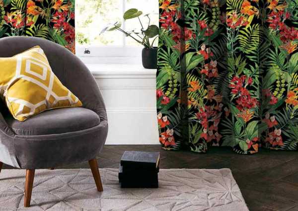 Zdjęcie przedstawiające wizualizację wzoru do druku na tkaninach dekoracyjnych, zasłonowych w tropikalne zielone liście i kwiaty w odcieniach czerwieni i pomarańczu na czarnym tle