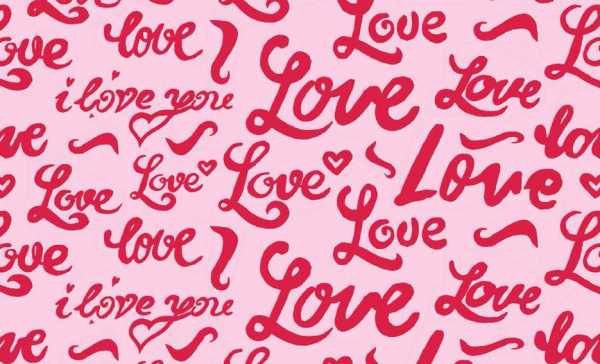 Druk na tkaninie- czerwone napisy "Love" na różu