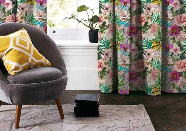Zdjęcie przedstawiające wizualizację wzoru do druku na tkaninach dekoracyjnych, zasłonowych w egzotyczne kolorowe kwiaty storczyków i liście palmowe w odcieniach różu, zieleni, niebieskiego i fioletu