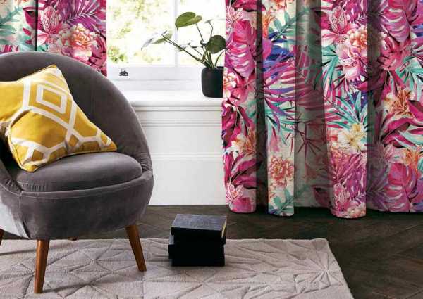 Zdjęcie przedstawiające wizualizację wzoru do druku na tkaninach dekoracyjnych, zasłonowych w tropikalne kwiaty i liście w odcieniach różu, fioletu i czerwieni na cieniowanym, kolorowym tle