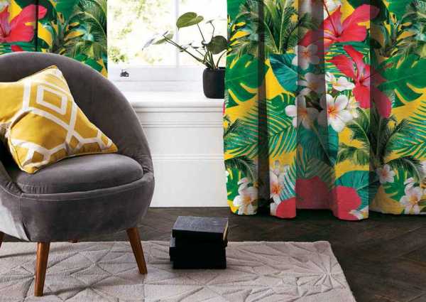 Zdjęcie przedstawiające wizualizację wzoru do druku na tkaninach dekoracyjnych, zasłonowych w białe i czerwone kwiaty oraz egzotyczne liście palmowe na tle w kolorze żółtym