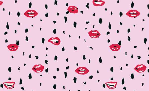 Druk na tkaninie- czerwone usta i plamki na tle w kolorze różowym 