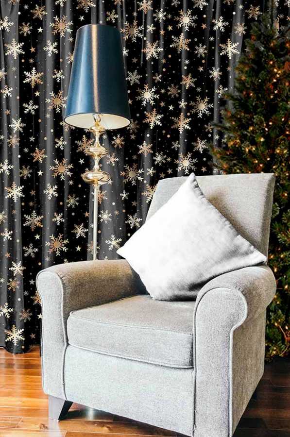 Zdjęcie przedstawiające wizualizację wzoru świątecznego w złote gwiazdki na czarnym tle na zasłonie, tkaninie poliestrowej