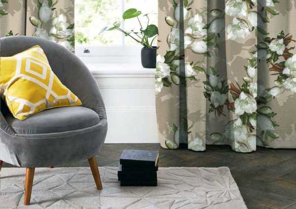 Zdjęcie przedstawiające wizualizację wzoru do druku na materiałach dekoracyjnych, zasłonowych w białe kwiaty magnolii z liśćmi na tle cieniowanego tła w odcieniach beżu