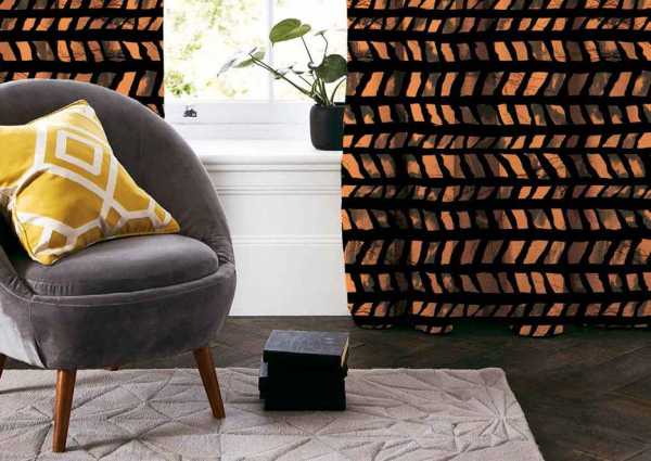 Zdjęcie przedstawiające wizualizację wzoru do druku na tkaninach dekoracyjnych, zasłonowych w kontrastowe czarne pasy na pomarańczowym tle