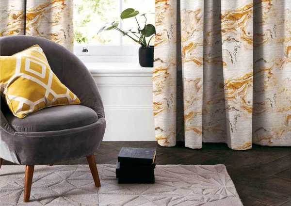 Zdjęcie przedstawiające wizualizację wzoru do druku na tkaninach dekoracyjnych, zasłonowych w abstrakcyjny motyw marmuru w odcieniach pomarańczu, złota i koloru kremowego