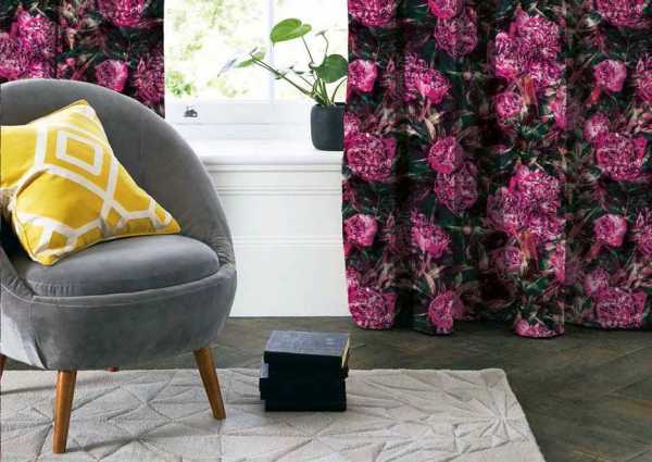 Zdjęcie przedstawiające wizualizację wzoru do druku na materiałach dekoracyjnych, zasłonowych w różowe kwiaty peonii z liśćmi