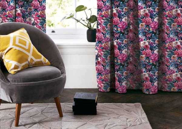 Zdjęcie przedstawiające wizualizację wzoru do druku na materiałach dekoracyjnych, zasłonowych w kolorowe kwiaty róż w kolorze różowym, fioletowym, pomarańczowym i niebieskim