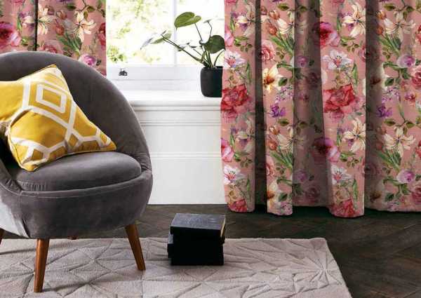 Zdjęcie przedstawiające wizualizację wzoru do druku na tkaninach dekoracyjnych, zasłonowych w akwarelowe kwiaty lilii i róż w odcieniu różu, pomarańczu, zieleni na koralowym tle