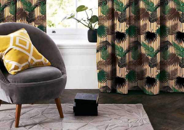 Zdjęcie przedstawiające wizualizację wzoru do druku na tkaninach dekoracyjnych, zasłonowych w zielone, czarne i brązowe liście palmowe na tyle w pasy w kolorze białym i pomarańczowym