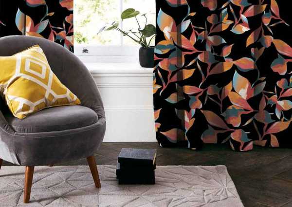 Zdjęcie przedstawiające wizualizację wzoru do druku na tkaninach dekoracyjnych, zasłonowych w malowane liście i kwiaty w odcieniach koloru czerwonego, pomarańczowego i niebieskiego na czarnym tle