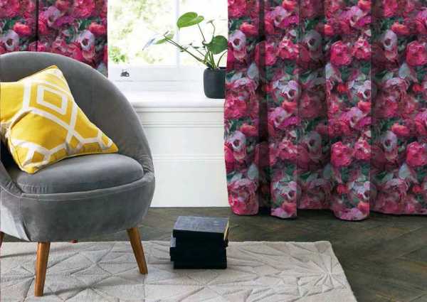 Zdjęcie przedstawiające wizualizację wzoru do druku na materiałach dekoracyjnych, zasłonowych w delikatne kwiaty róży w odcieniach koloru różowego i bieli