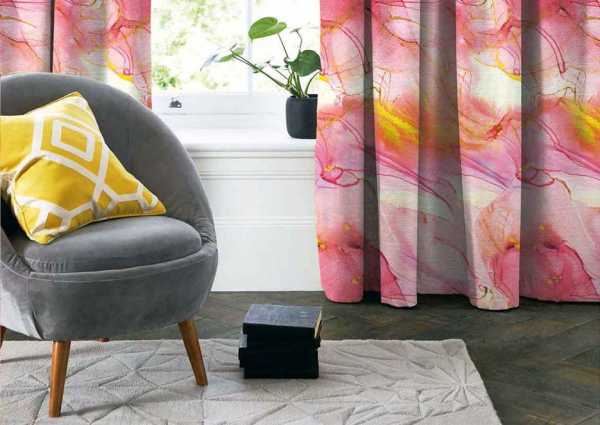 Zdjęcie przedstawiające wizualizację wzoru do druku na tkaninach dekoracyjnych, zasłonowych w malowany abstrakcyjny motyw w kolorze różowym, fioletowym i złotym