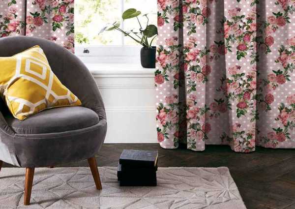 Zdjęcie prezentujące wizualizację wzoru do druku na tkaninach dekoracyjnych, zasłonowych w kwiaty różowej róży na jasnoróżowym tle w białe kropki