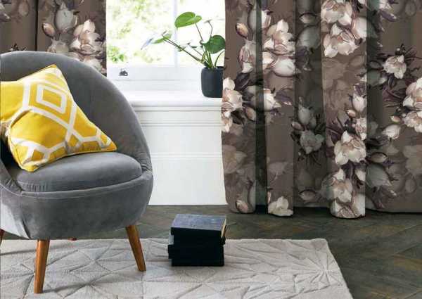 Zdjęcie przedstawiające wizualizację wzoru do druku na materiałach dekoracyjnych, zasłonowych w białe kwiaty magnolii na brązowym tle