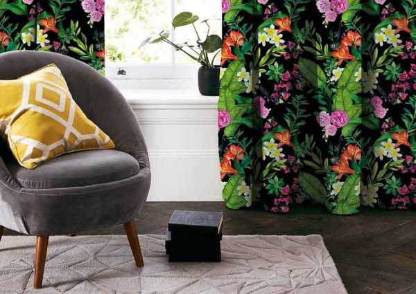 Zdjęcie przedstawiające wizualizację wzoru do druku na tkaninach dekoracyjnych, zasłonowych w kwiaty i liście w odcieniach różu, czerwieni, żółtego, bieli i zieleni na czarnym tle