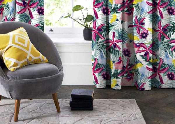 Zdjęcie przedstawiające wizualizację wzoru do druku na tkaninach dekoracyjnych, zasłonowych w egzotyczne kwiaty i liście, motyw w odcieniach różu, fioletu, żółtego, niebieskiego i zieleni na białym tle
