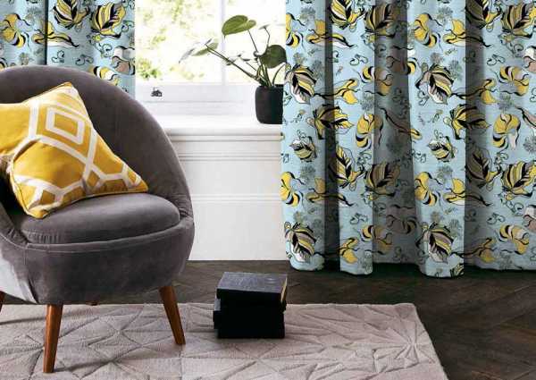 Zdjęcie przedstawiające wizualizację wzoru do druku na tkaninach dekoracyjnych, zasłonowych w kolorowe liście w kolorze żółtym, niebieskim, białym i czarnym na tle w kolorze niebieskim