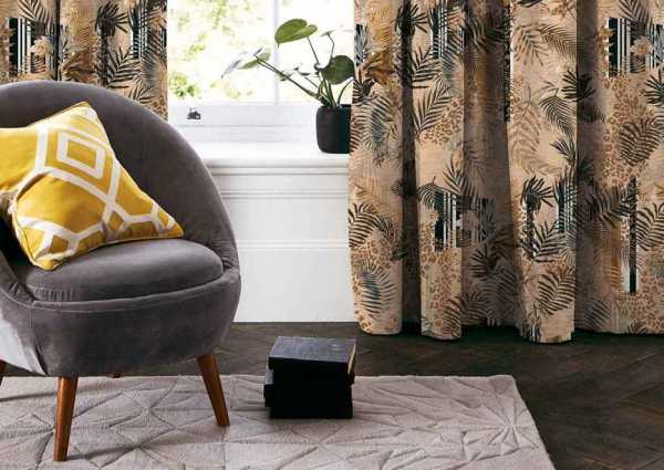 Zdjęcie przedstawiające wizualizację wzoru do druku na tkaninach dekoracyjnych, zasłonowych w ozdobne liście palmy, pionowe pasy i cętki w odcieniach złota, ciepłego brązu oraz bieli i czerni