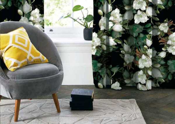 Zdjęcie przedstawiające wizualizację wzoru do druku na materiałach dekoracyjnych, zasłonowych w eleganckie białe magnolie na tle w kolorze czarnym