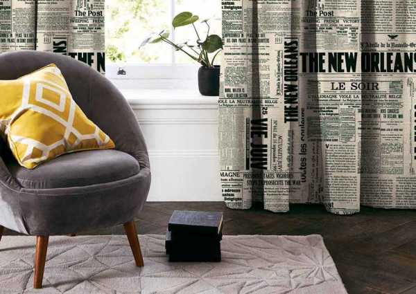 Zdjęcie przedstawiające wizualizację wzoru do druku na tkaninach dekoracyjnych, zasłonowych w nowoczesny motyw gazety, napisów na tle w kolorze beżowym