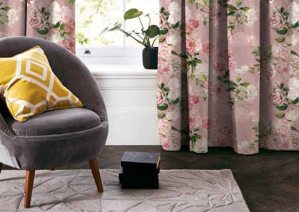 Zdjęcie przedstawiające wizualizację wzoru do druku na tkaninach dekoracyjnych, zasłonowych w eleganckie różowe kwiaty w odcieniach różu