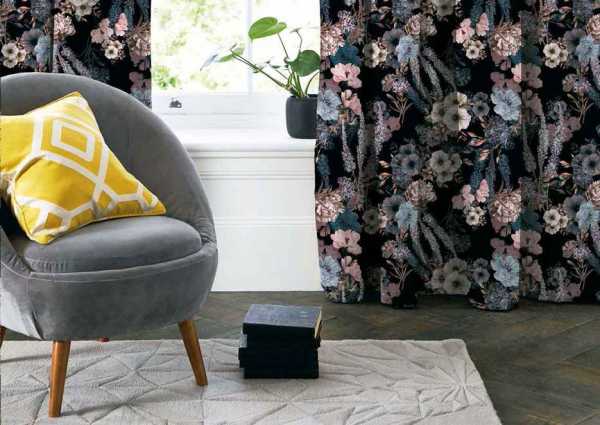 Zdjęcie prezentujące wizualizację wzoru do druku na tkaninach zasłonowych w polne kwiaty w pastelowych odcieniach niebieskiego, różu i fioletu 