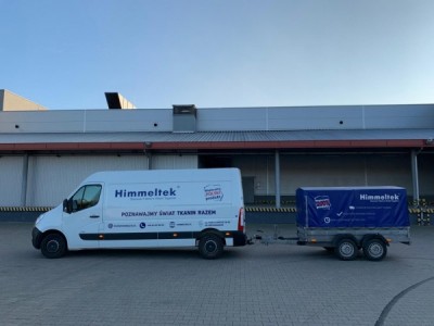 Zdjęcie busa Himmeltek wraz przyczepką Zdjęcie przedstawiające busa Himmeltek wraz z przyczepką, którymi dostarczane są tkaniny marki Himmeltek.