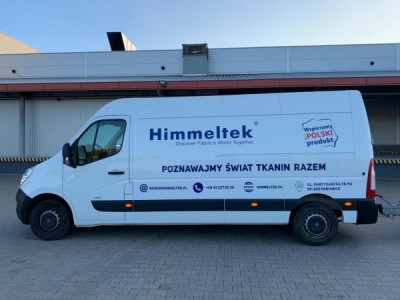 Zdjęcie busa Himmeltek. Zdjęcie przedstawiające busa Himmeltek, którym dostarczane są tkaniny marki Himmeltek.
