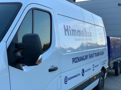 Zdjęcie busa od strony kierowcy. Zdjęcie przedstawiające busa Himmeltek, którym dostarczane są tkaniny marki Himmeltek.