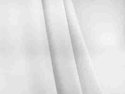 Zdjęcie prezentujące białą tkaninę elanobawełnę Biver 9008 w swobodnym ułożeniu