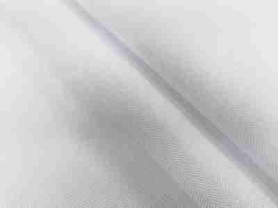 Zdjęcie przedstawiajace białą tkaninę wodoodporną, materiał do druku w przybliżeniu na strukturę materiału