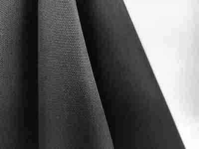 Zdjęcie prezentujące materiał wodoodporny Oxford, tkaninę na pokrowce i siedziska w kolorze czarnym