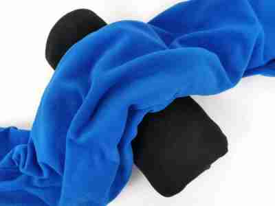 Zdjęcie przedstawiające niebieską Dzianinę Polar ułożoną swobodnie na materiale w kolorze czarnym w przybliżeniu