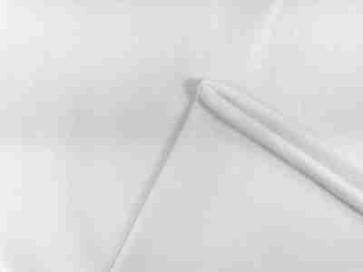 Zdjęcie przedstawiające przybliżenie na strukturę dzianiny bawełnianej single jersey KU202 w kolorze białym