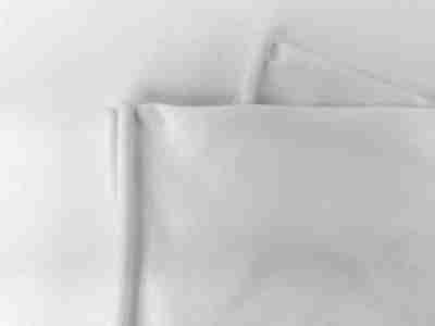 Zdjęcie przedstawia dzianinę bawełnianą single jersey w kolorze białym, do druku i haftu